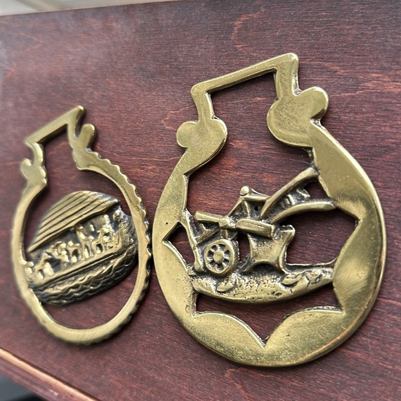 PLOUGH vintage horse brass (5228) & (977) Noah's Ark Boat Parade Medallion Lot - Picture 3 of 7